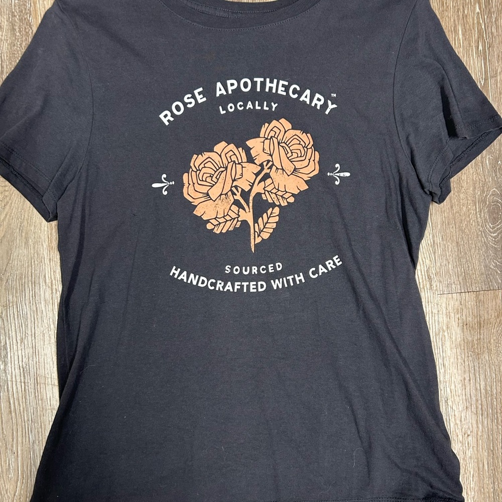 Schitts Creek Women’s Medium Rose Apothecary Graphic Tee Black with Peach Roses